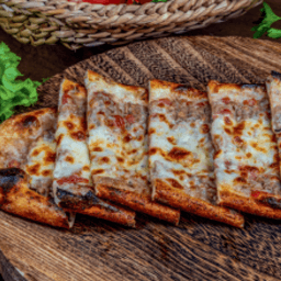 Kıymalı Kaşarlı Pide