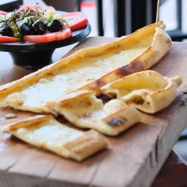 Kavurmalı Kaşarlı Pide