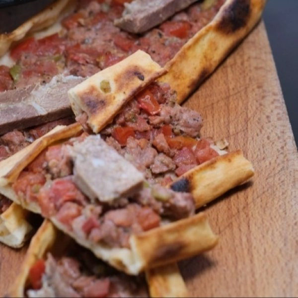 Kuşbaşılı Kavurmalı Pide
