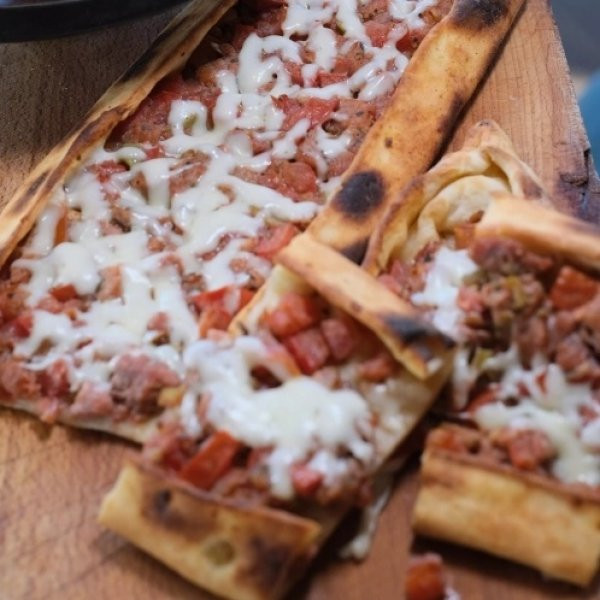Kuşbaşılı Kaşarlı Pide