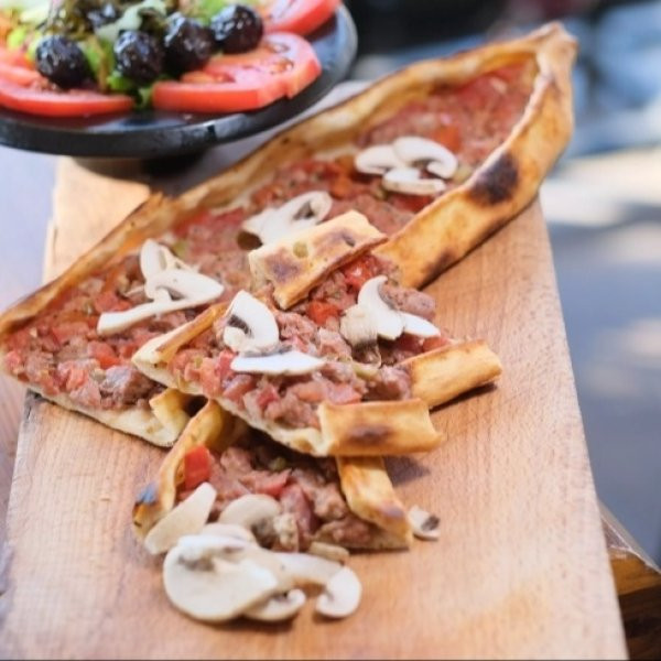 Kuşbaşılı Mantarlı Pide