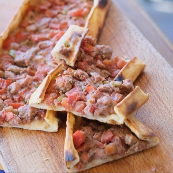 Kuşbaşılı Yumurtalı Mantarlı Kaşarlı Pide