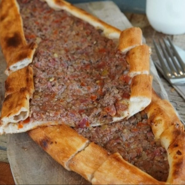 Kıymalı Kaşarlı Yumurtalı Pide
